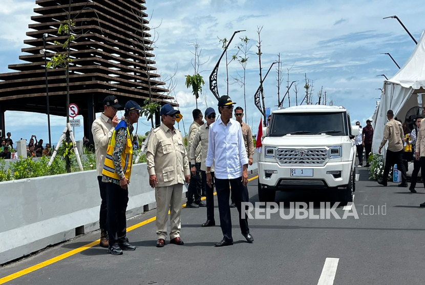 Potret Presiden Prabowo Subianto saat meresmikan Jembatan Kabanaran yang terletak di perbatasan Kabupaten Bantul dan Kabupaten Kulon Progo, DIY, Rabu (19/11/2025).