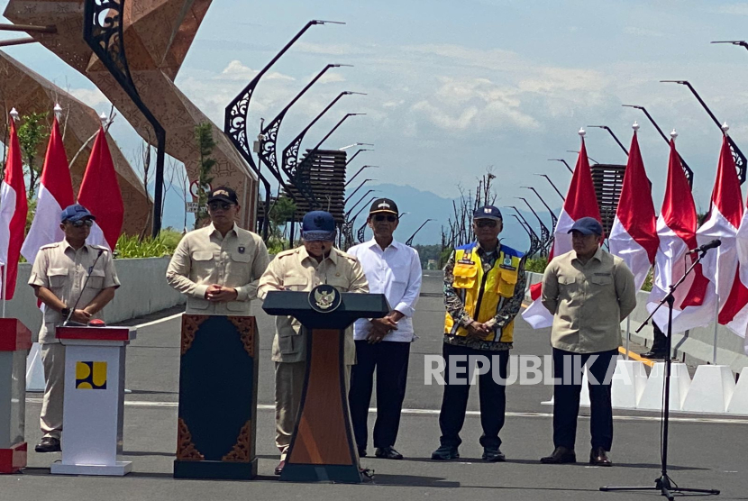 Potret Presiden Prabowo Subianto saat meresmikan  lima proyek infrastruktur besar yang telah rampung dibangun di sejumlah daerah Indonesia dari Yogyakarta, Rabu (19/11/2025). 