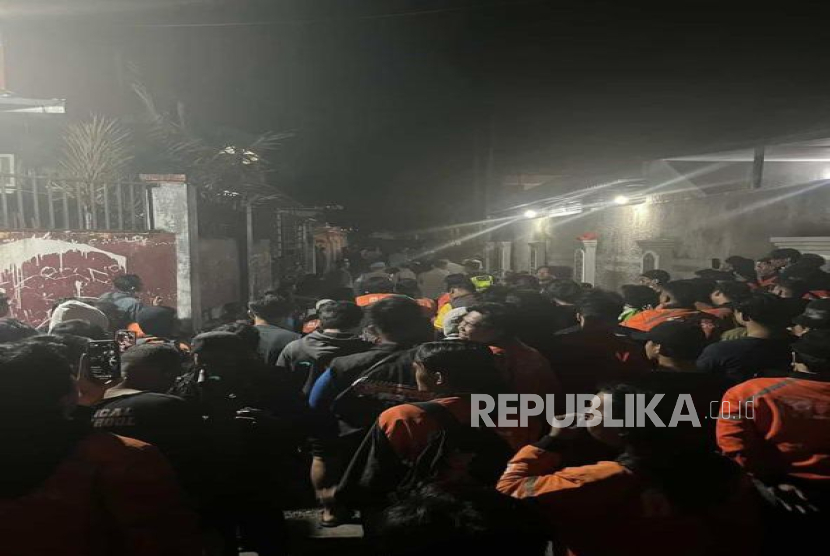 Potret ratusan pengemudi ojek online (ojol) mendatangi area yang diduga menjadi lokasi pemukulan terhadap salah satu rekan mereka, Senin (17/11/2025), malam. 
