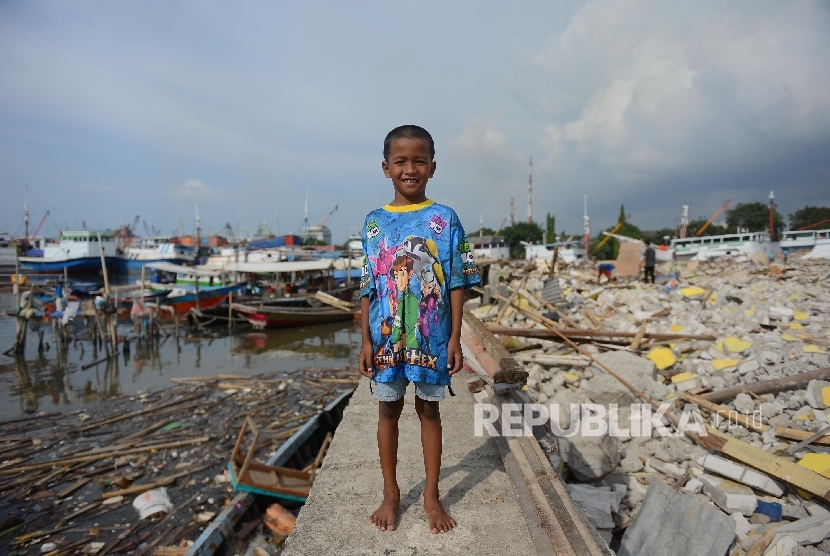 Potret seorang anak korban bongkaran pemukiman warga kawasan Pasar Ikan yang masih bertahan di atas perahu, Penjaringan, Jakarta Utara, Jumat (15/4). (Republika/ Raisan Al Farisi)