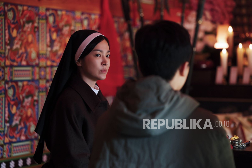 Potret Song Hye-kyo saat memerankan karakter Suster Guinia dalam film thriller horor Dark Nuns.