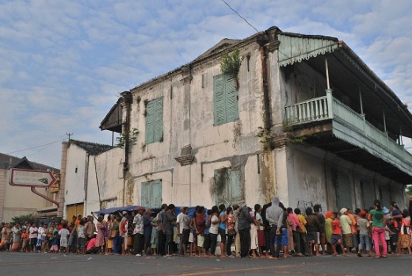 Poverty stricken people queue to receive alms in Semarang, Central Java. (file photo)