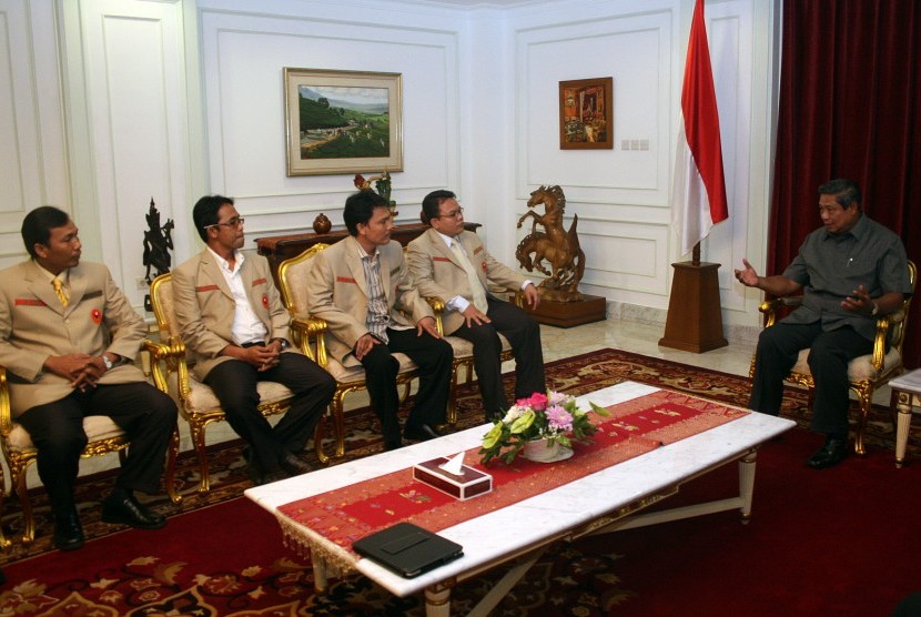 PP PEMUDA MUHAMMADIYAH. Presiden Susilo Bambang Yudhoyono (kanan) menerima Ketua Umum Pimpinan Pusat Pemuda Muhammadiyah Saleh Partaonan Daulay (kedua kanan), Sekjen Rahimandani (ketiga kanan) dan sejumlah pengurus lainnya di Kantor Kepresidenan, Jakarta, 