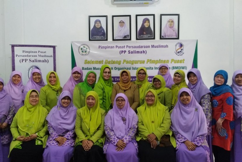 PP Salimah (Pimpinan Pusat Persaudaraan Muslimah) menerima kunjungan pengurus BMOIWI (Badan Musyawarah Organisasi Islam Wanita Indonesia) di Salimah Center (SC), Senin lalu.