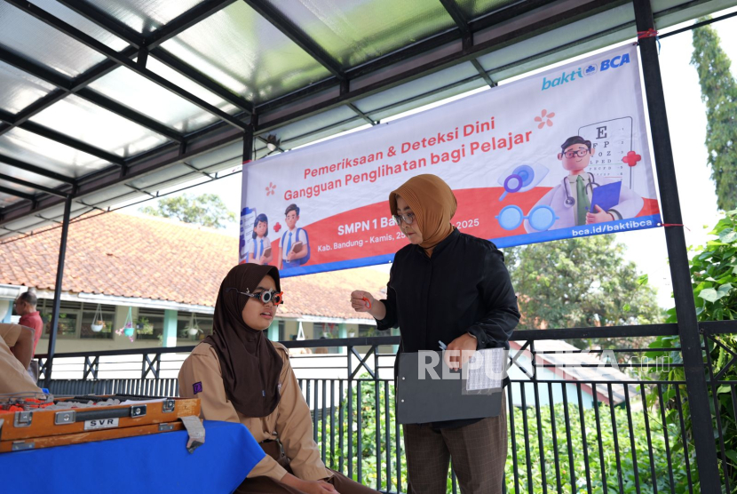 Ribuan Siswa di Bandung Antusias Ikuti Pemeriksaan dan Kacamata Gratis