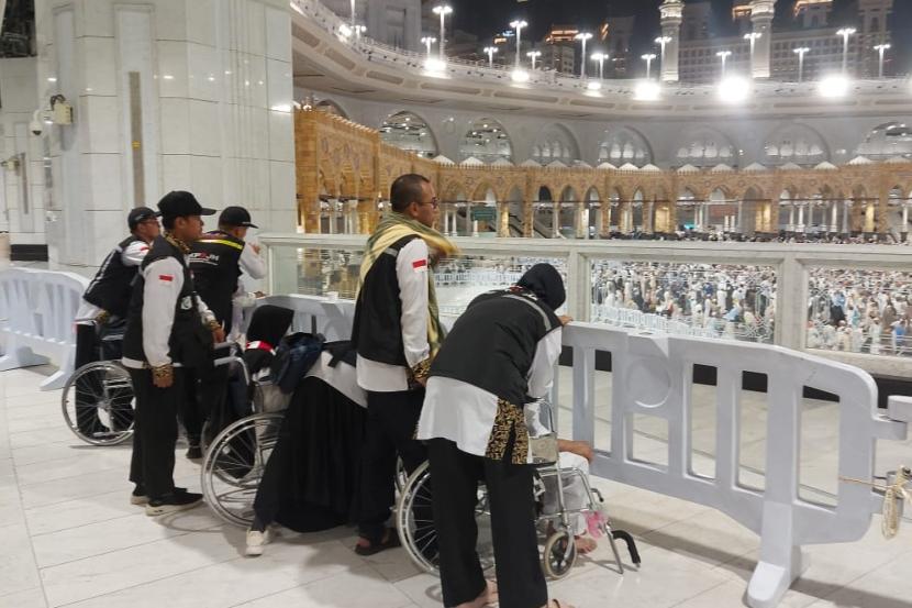 PPIH Arab Saudi fasilitasi jamaah haji berdoa depan Kabah