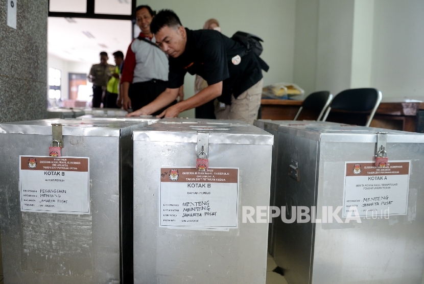  PPK Menteng mendistribusikan hasil rekapitulasi Pilkada DKI Jakarta ke KPUD Jakarta Pusat, Jakarta, Senin (24/4). 