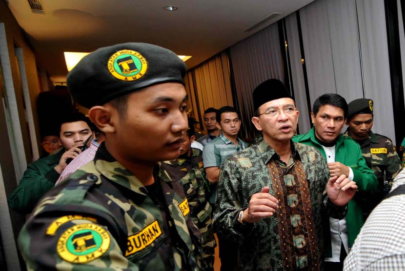 PPP Resmi Dukung Prabowo. Ketua Umum PPP Suryadarma Ali memberikan keterangan pers terkait sikap PPP usai Rapimnas II PPP di Jakarta, Senin (12/5).