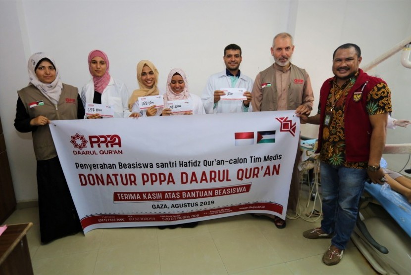PPPA Daarul Qur'an menyerahkan beasiswa tunai kepada empat santri hafizh Quran 30 juz Rumah Tahfizh di Gaza Utara yang saat ini menempuh kuliah di Fakultas Kedokteran dan Kesehatan.