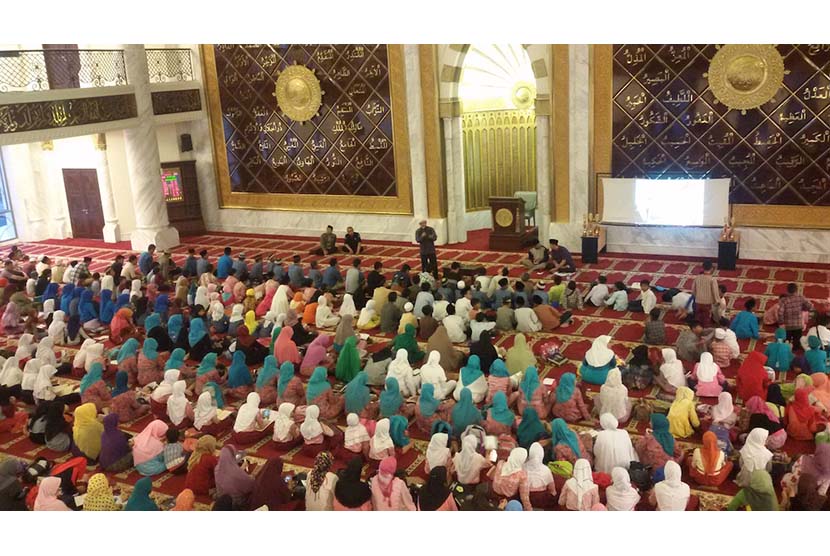   PPPA Daarul Quran Bandung menggelar acara training One Day One Ayat (ODOA) dan  khataman Quran bareng santri rumah tahfidz di Masjid Trans Studio, Senin (27/4). 