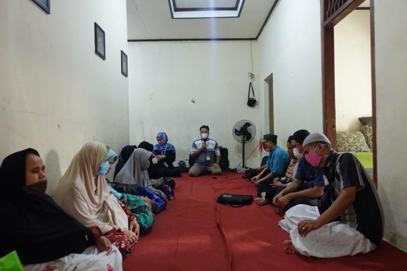 PPPA Daarul Quran Bogor kembali menyalurkan bantuan modal usaha kepada sejumlah penyandang disabilitas di Rumah Tahfizh Tuna Netra Nurul Qolbi.