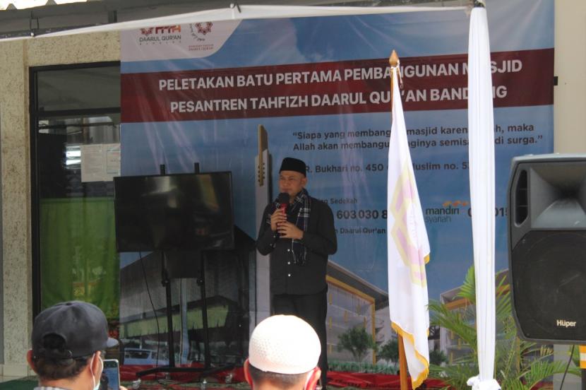 Ustadz Anwar Sani selaku pimpinan Direktorat Zakat dan Wakaf Daarul Quran memberikan kata sambutan pada acara peletakan batu pertama pembangunan masjid Pesangtren Tahfixh Daarul Quran Bandung Ahad (23/5).,