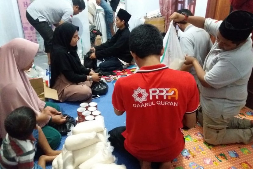 PPPA dan Daqu Muslimah menyerahkan bantuan logistik untuk korban tsunami di Kecamatan Sumur, Kabupaten Pandeglang, Banten.