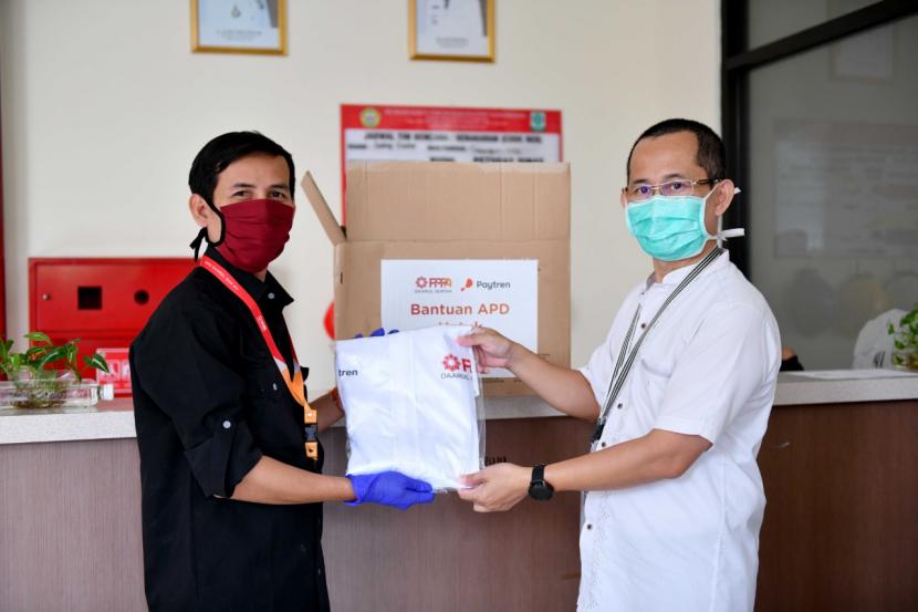 PPPA Daqu menyerahkan bantuan alat pelindung diri (APD) ke RSU Kabupaten Tangerang.