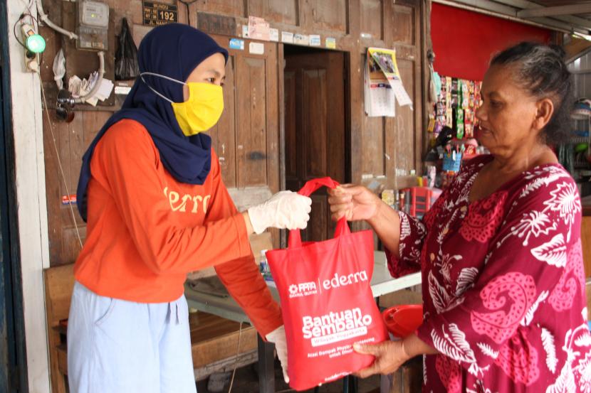 PPPA Daruul Quran memberikan bantuan dalam bentuk paket sembako kepada masyarakat terdampak Covid-19. Bantuan ini dilakukan bekerja sama dengan salah satu perusahaan busana muslim di Indonesia yakni Ederra.