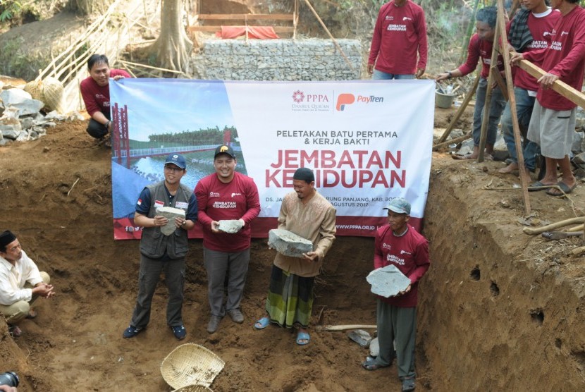 PPPA, PayTren dan masyarakat Desa Jagabita, Kecamatan Parung Panjang, Kabupaten Bogor bergotong royong membangun Jembatan Kehidupan Parung Panjang.     