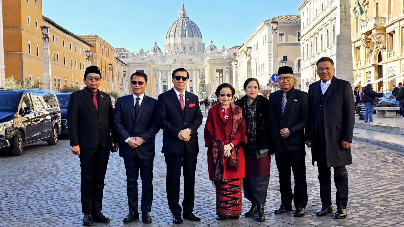PPresiden Ke-5 RI Megawati Soekarnoputri bersama delegasi Indonesia berpose bersama usai bertemu Paus Fransiskus di Istana Apostolic, Vatikan, Senin (18/12/2023).d