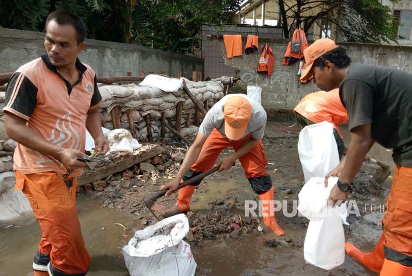 PPSU Jatipadang membangun tanggul darurat pasca jebolnya tanggul Jatipadang, Kamis (30/11).