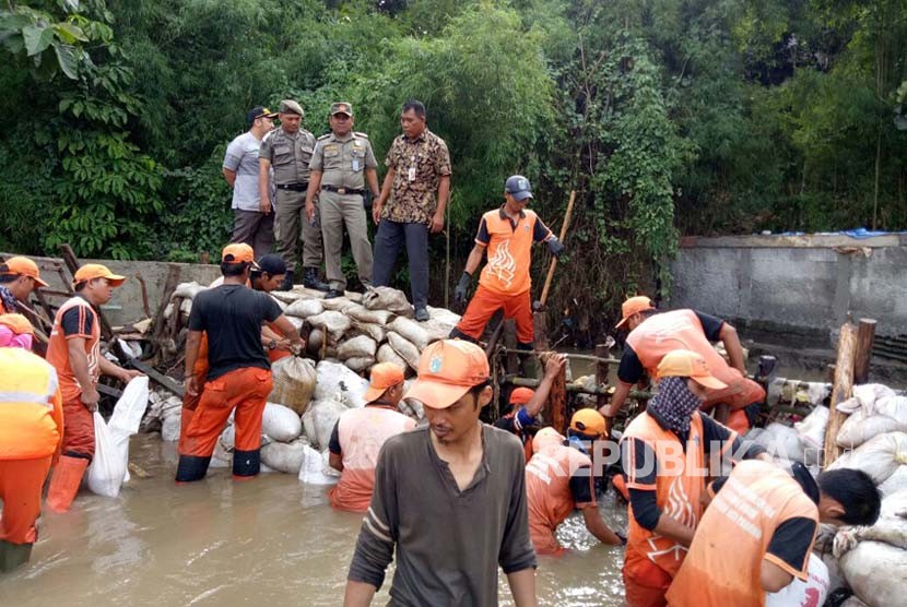 PPSU Jatipadang membangun tanggul darurat pasca jebolnya tanggul Jatipadang, Kamis (30/11).