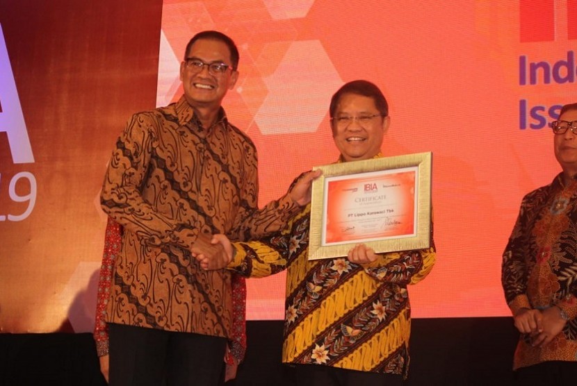 PR & External Relations Director PT Lippo Karawaci Tbk Danang Kemayan Jati (kiri) menerima penghargaan Indonesia Best Issuer Award 2019 dari Menteri Komunikasi dan Informatika Rudiantara di Jakarta.