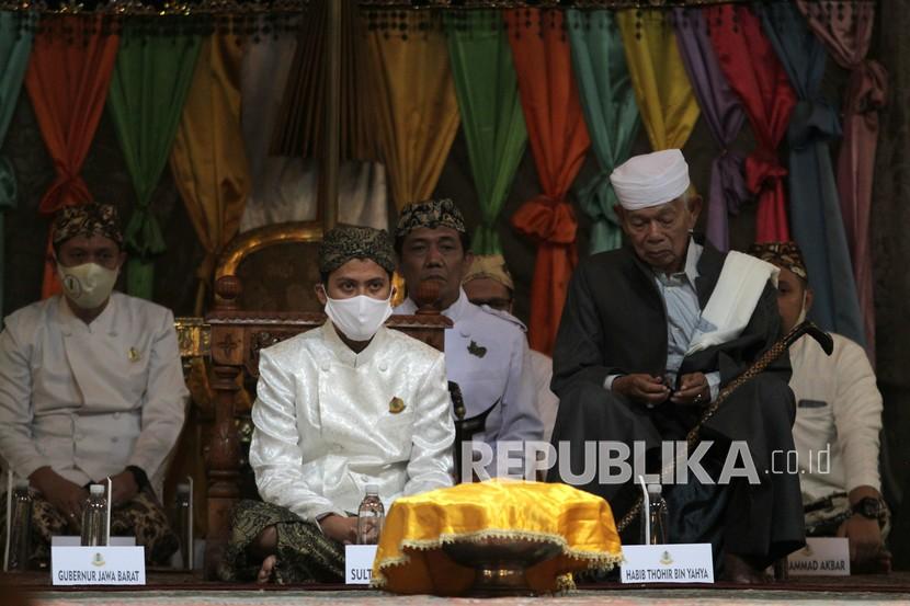 PRA Luqman Arief Zulkaedin (tengah) mengikuti upacara penobatan menjadi Sultan Sepuh XV di Cirebon, Jawa Barat, Ahad (30/8/2020). Pangeran Raja Luqman Arief Zulkaedin mewarisi tahta keraton Kasepuhan sebagai sultan sepuh XV dari ayahnya Sultan Sepuh XIV PRA Arief Natadiningrat yang meninggal dunia pada Juli lalu.