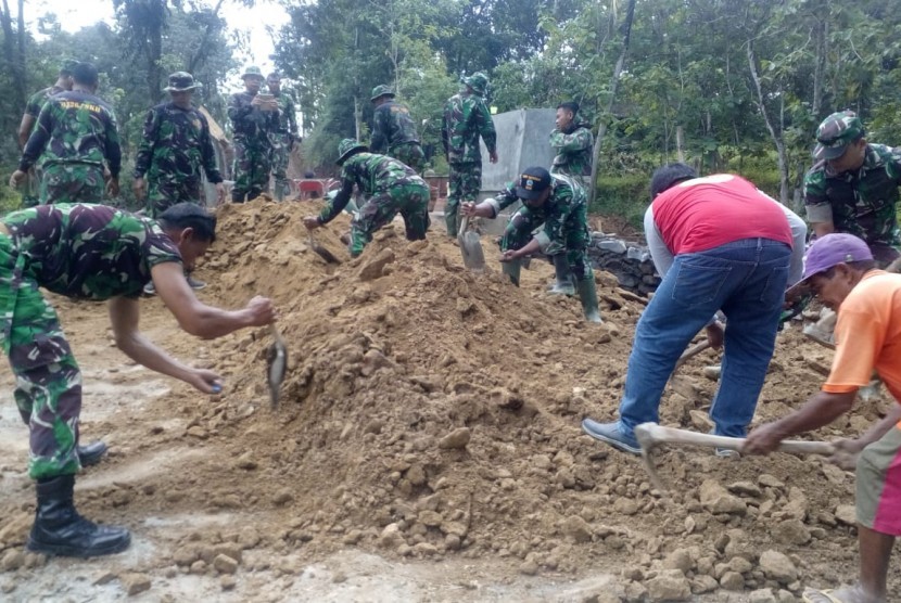 Kegiatan TNI Manunggal Membangun Desa (TMMD). 