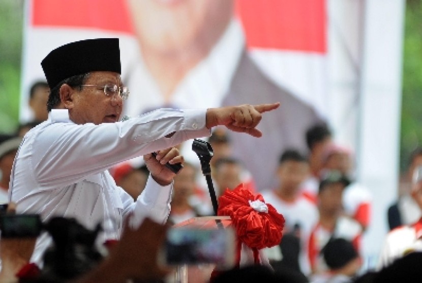 Ketua Umum Partai Gerindra Prabowo Subianto (kanan) memberi keterangan pada wartawan saat menghadiri acara Rapat Kerja Nasional Bidang Advokasi dan Hukum DPP Gerindra di Jakarta, Kamis (5/4).