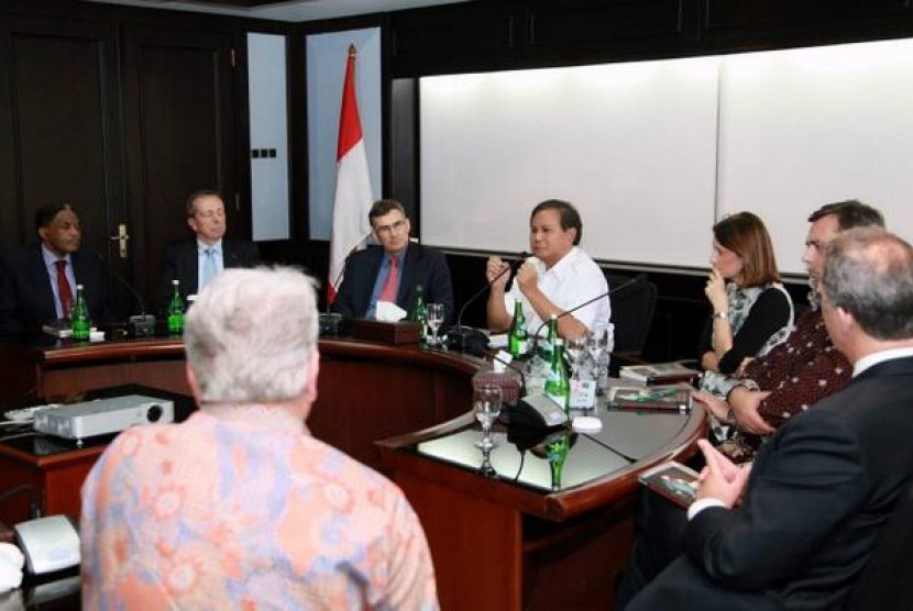Prabowo berbicara di depan para dubes asing