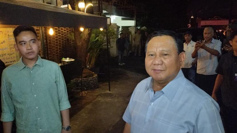  Prabowo bertemu Gibran dan relawan Jokowi di Angkringan Omah Semar, Jumat (19/5/2023) malam.