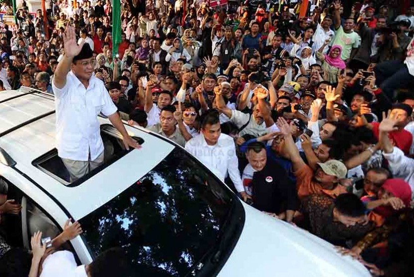 Prabowo Capres Prabowo Subianto menyapa relawan saat akan meninggalkan rumah Polonia, Jakarta, Selasa (22/7). 