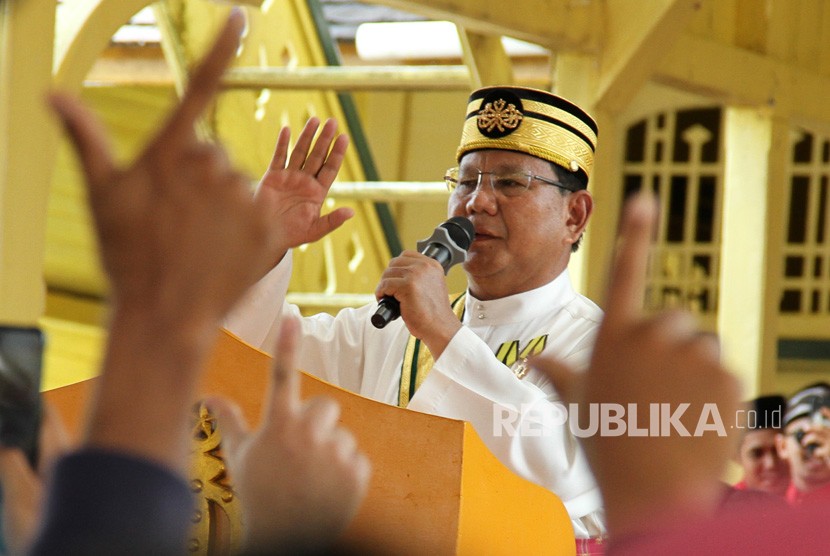 Prabowo Di Kesultanan Kadriah Pontianak. Calon Presiden nomor urut 02 Prabowo Subianto berpidato di depan pendukungnya di Istana Kesultanan Kadriah Pontianak, Kalimantan Barat, Ahad (17/3/2019).