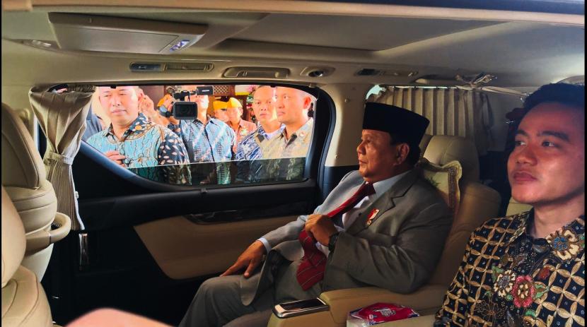 Prabowo-Gibran semobil usai menghadiri acara peringatan Hari Veteran Nasional di UNS, Kamis (10/8/2023). 