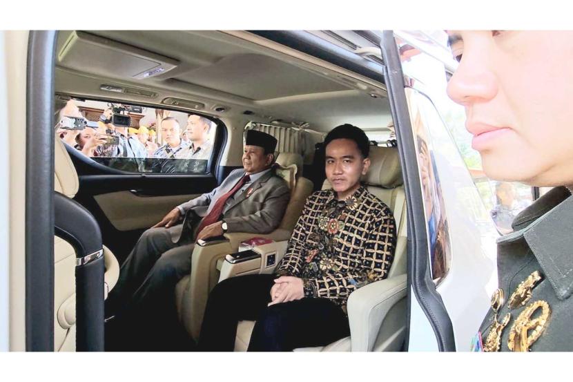 Prabowo-Gibran semobil usai menghadiri acara peringatan Hari Veteran Nasional di UNS, Kamis (10/8/2023).