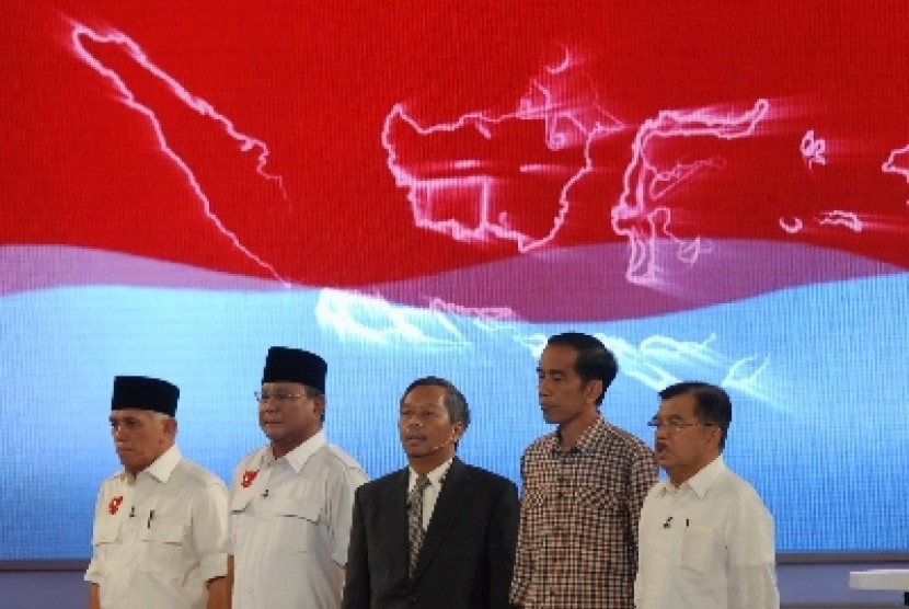  Prabowo-Hatta dan Jokowi-Hatta menyanyikan lagu Indonesia Raya jelang debat capres putaran final di Jakarta, Sabtu (5/7) malam WIB.