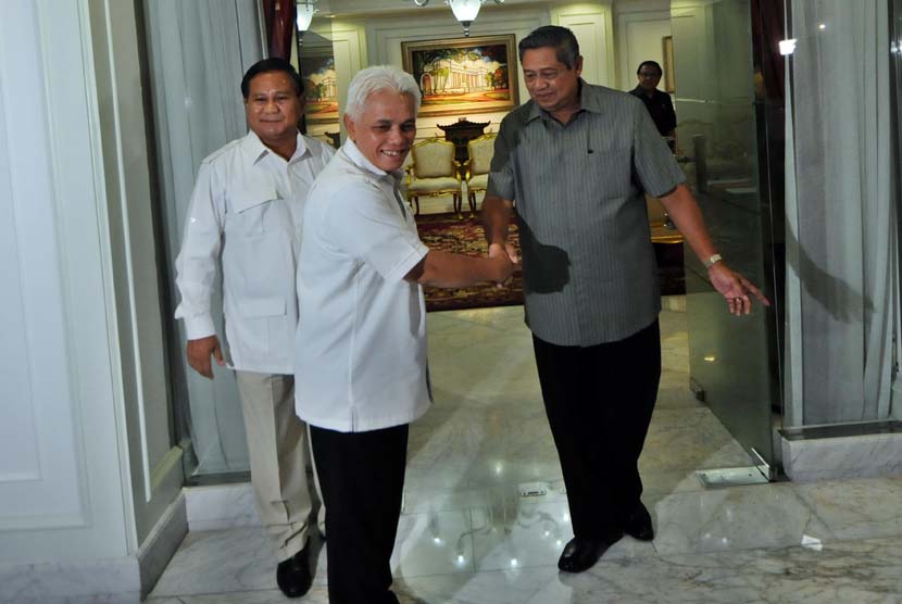 Prabowo-Hatta Temui Presiden Ketua Umum Partai Amanat Nasional (PAN) Hatta Rajasa (tengah) didampingi Calon presiden dari Partai Gerindra Prabowo Subianto (kiri) menjabat tangan Presiden Susilo Bambang Yudhoyono di Kantor Presiden, Jakarta, Selasa (13/5).