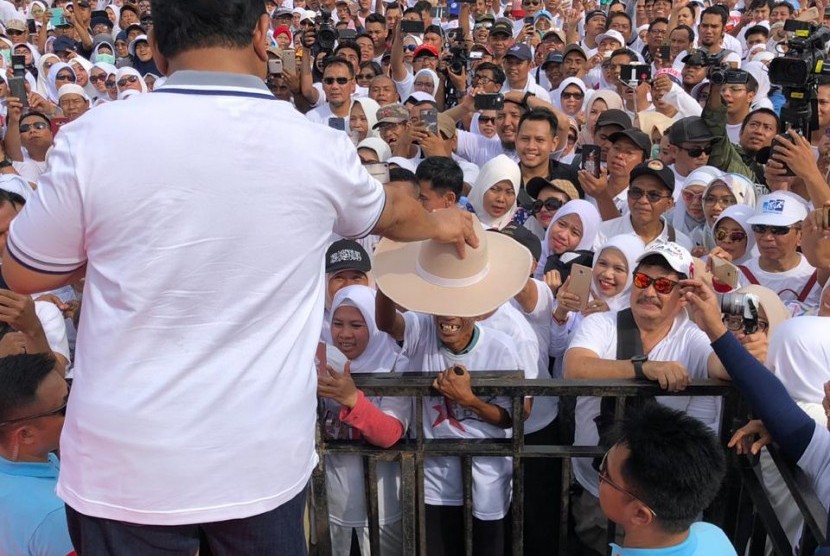 Disaksikan ribuan relawan Roemah Djoeang, Prabowo memberikan topi kesayangannya kepada relawan tertua.