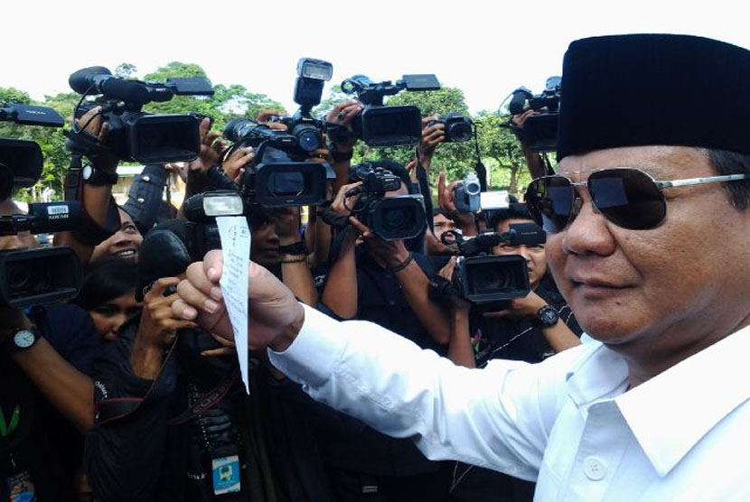 Prabowo mencoblos di TPS 2, Desa Bojong Koneng, RT 02 RW 09, Kampung Curuk, Bojong Koneng, Hambalang, Kabupaten Bogor, Rabu (9/4).
