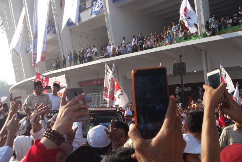 Prabowo menyapa pendukungnya di Stadion Gelora Bung Karno, Ahad (7/4).
