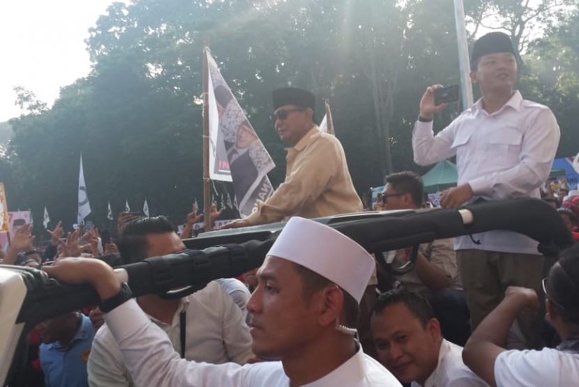 Prabowo menyapa pendukungnya di Stadion Gelora Bung Karno, Ahad (7/4). 
