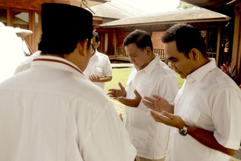 Prabowo Subianto berdoa menjelang Pilpres 9 Juli lalu.