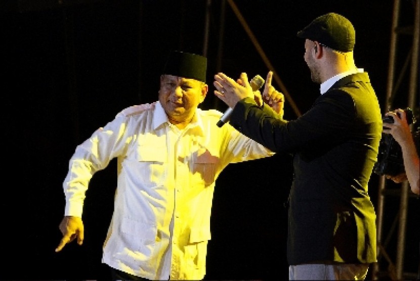  Prabowo Subianto berjoget dengan penyanyi asal Swedia Maher Zain saat tampil di konser 'Ramadan With Maher Zain' di Istora Senayan, Jakarta, Rabu (2/7) malam.