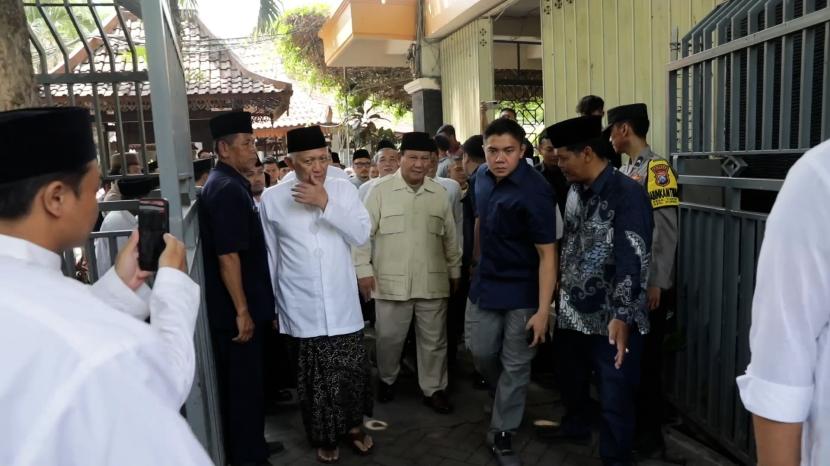 Prabowo Subianto berkunjung ke pondok pesantren Tebuireng di Jombang, Jawa Timur, Sabtu (11/11).