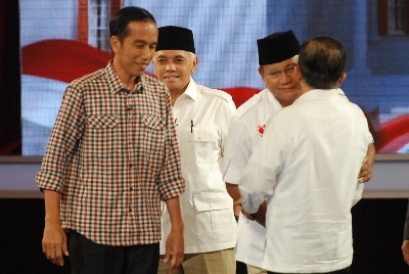  Prabowo Subianto berpelukan dengan Jusuf Kalla di dampingi oleh masing-masing pasangan capres dan cawapres jelang debat capres putaran final di Jakarta, Sabtu (5/7).