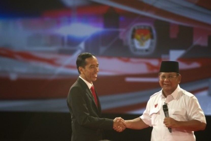 Prabowo Subianto bersalaman dengan Joko Widodo (Jokowi)