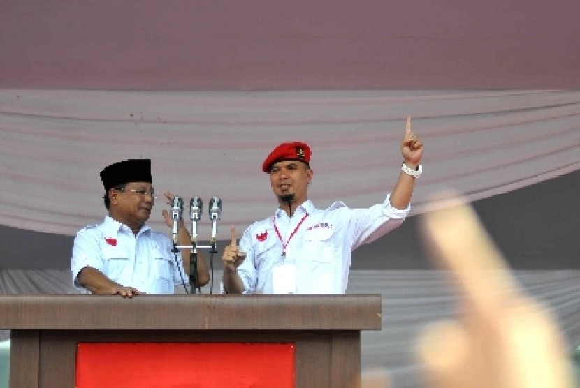 Prabowo Subianto bersama musisi Ahmad Dhani saat Kampanye Akbar pasangan Capres dan Cawapres nomor urut 1 Prabowo-Hatta Rajasa di Gelora Bung Karno, Jakarta, Ahad (22/6).
