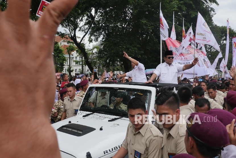 Prabowo Subianto bersama  Presiden PKS Mohamad Sohibul Iman menyapa pendukungnya pada acara kampanye akbar pencalonan padangan gubernur Anies Sandi di Jakarta, Ahad (5/2). 