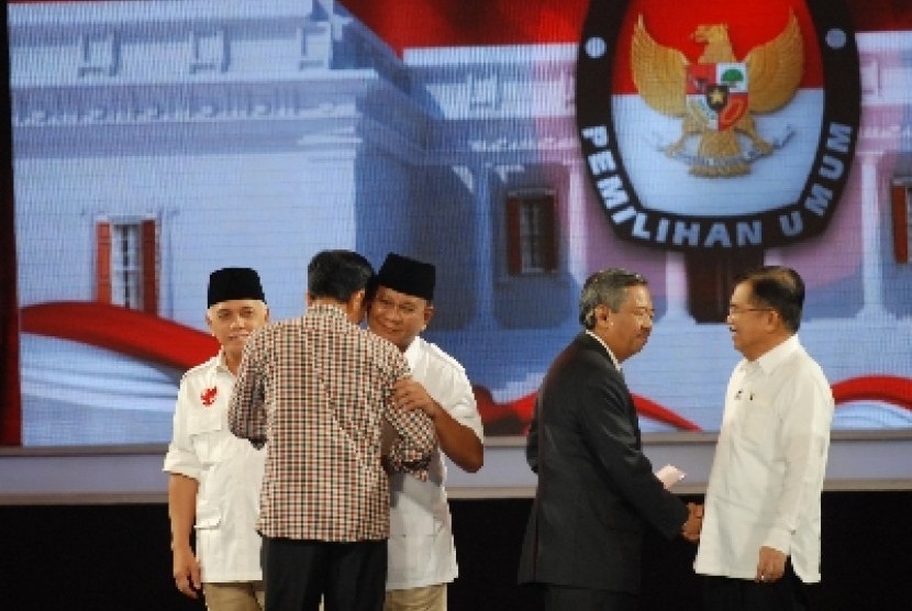 Prabowo Subianto dan Joko Widodo saling berpelukan jelang debat capres putaran final di Jakarta, Sabtu (5/7).