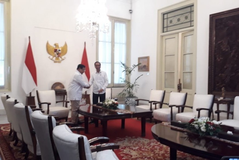 Prabowo Subianto dan Jokowi bertemu di istana, Jumat (11/10).