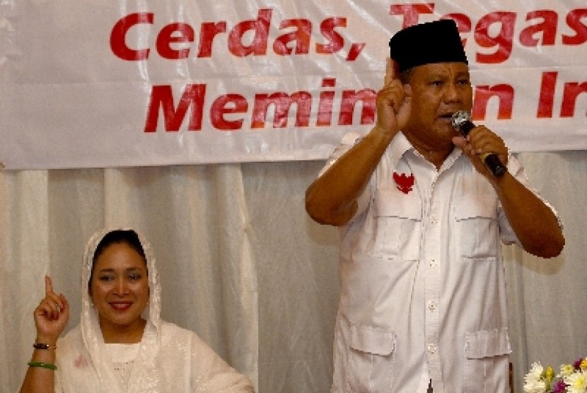  Prabowo Subianto didampingi mantan istrinya, Titiek Soeharto memberikan orasi di kediaman Probosutedjo, Yogyakarta, Selasa (1/7).