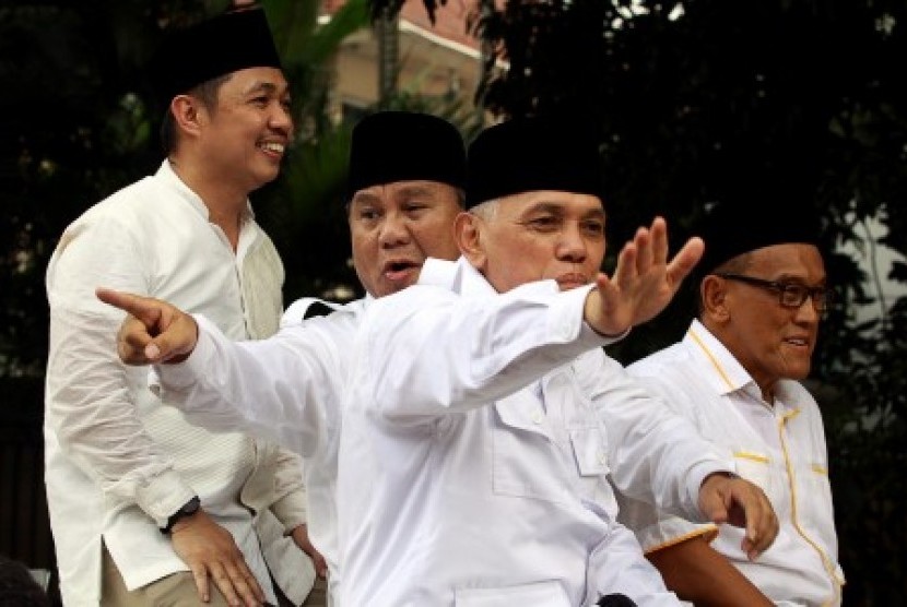 Prabowo Subianto (dua kiri) dan Hatta Rajasa (tiga kiri) didampingi Presiden PKS Anis Matta (kiri) dan Ketua Umum DPP Partai Golkar Aburizal Bakrie (kanan) menyapa pendukungnya saat meninggalkan gedung KPU usai menyerahkan berkas-berkas kelengkapan pendaft